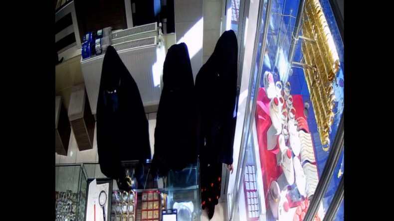 Çarşafla Kamufle Olup Kuyumcuyu Soydular