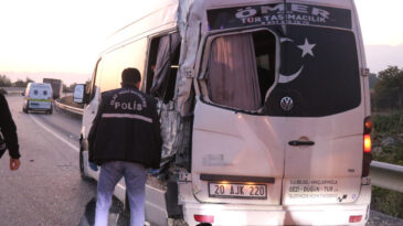 İş&ccedil;i Servisine &Ccedil;arpan Kamyonda Şof&ouml;r&uuml;n Babası Hayatını Kaybetti