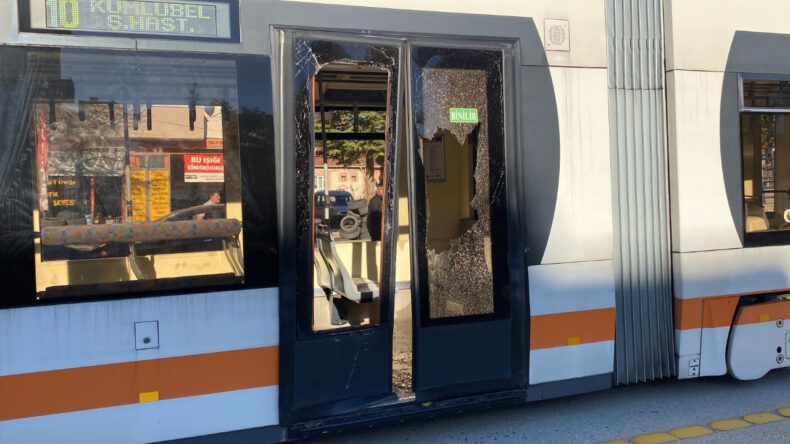 A&ccedil;ık Bırakılan Kapıya Tramvay &Ccedil;arptı: Yaralılar Var