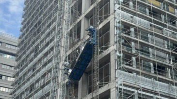 İş&ccedil;iler plaza inşaatının dış cephesinde mahsur kaldı