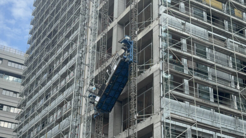 İşçiler plaza inşaatının dış cephesinde mahsur kaldı