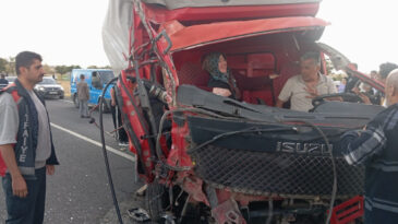 İş&ccedil;ileri taşıyan kamyonet ile kamyon &ccedil;arpıştı: 14 yaralı