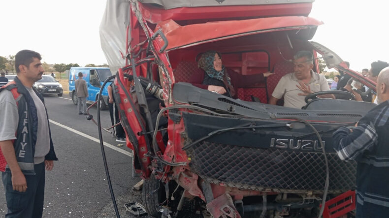 İşçileri taşıyan kamyonet ile kamyon çarpıştı: 14 yaralı