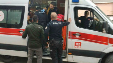 &Ccedil;ocuk Okul &Ccedil;ıkışında Arkadaşlarını Bı&ccedil;akladı