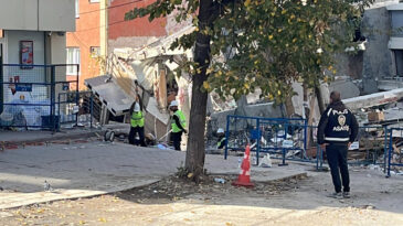 &Ccedil;&ouml;ken Binanın &Ccedil;evresinde Oturanlar Eşyalarını Aldı