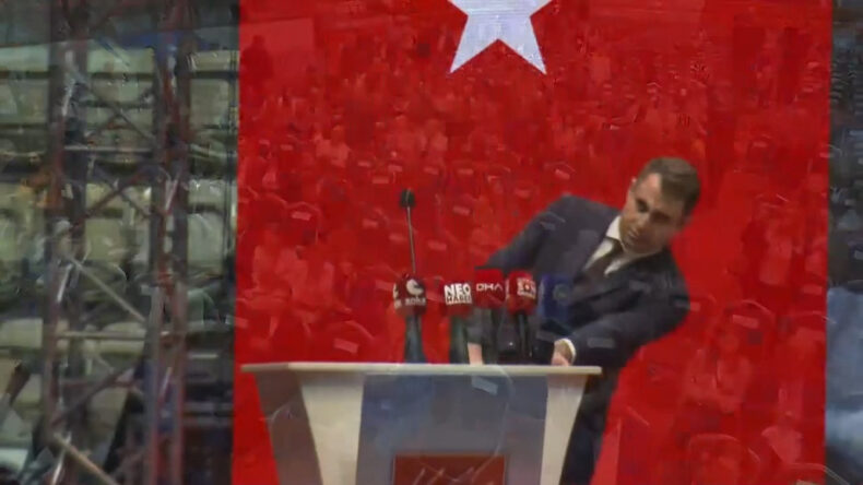 CHP İzmir Kongresinde Çağatay Güç'ün Konuşması Sırasında Sağlık Sorunu Yaşandı