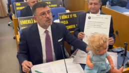 CHP'den Oyuncak Bebekli Bütçe Protestosu
