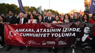 CHP'liler Birinci Meclis'ten Anıtkabir'e Y&uuml;r&uuml;d&uuml;