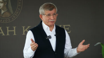 Davutoğlu: Bana ihtiya&ccedil; olmadığına inanmasam siyaseti bırakırdım