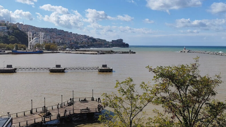 Deniz Çamur Rengine Büründü