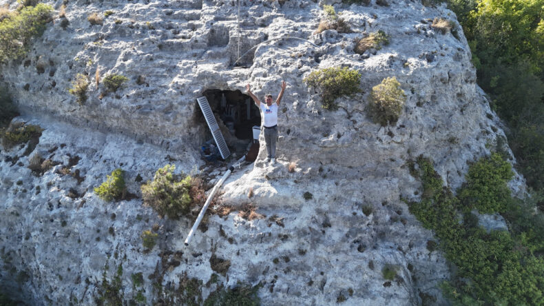 Deprem Sonrası Mağarasında Yaşayan Adam &Ccedil;ıkarıldı