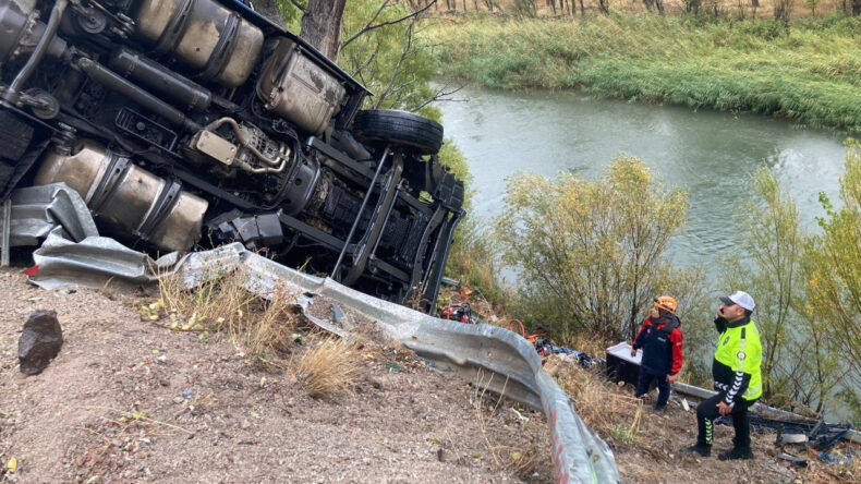 Devrilen TIR'da Sıkışan S&uuml;r&uuml;c&uuml; 2 Saatlik &Ccedil;alışmayla Kurtarıldı