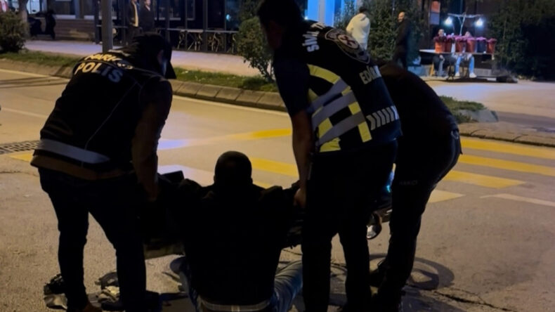 Düşünce Yakayı Ele Verdi