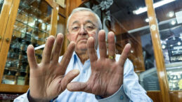 Ehliyetini Yenilerken Öğrendi: Parmak İzi Yokmuş