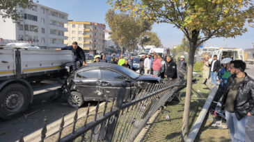 Ehliyetsiz S&uuml;r&uuml;c&uuml;, Makas Attığı Otomobille Kaza Yaptı