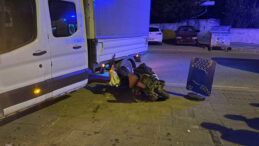 Elektrikli Bisiklet Kamyonetin Altına Girdi