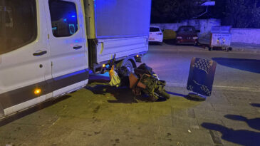 Elektrikli Bisiklet Kamyonetin Altına Girdi