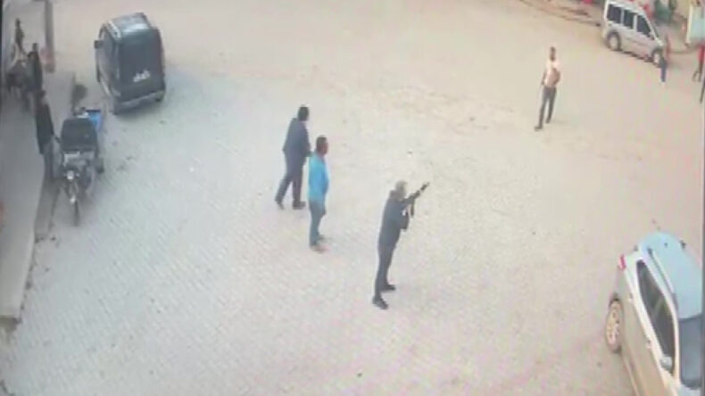 Elinde T&uuml;fekle Olan Adamı Bı&ccedil;akla &Ouml;ld&uuml;rd&uuml;