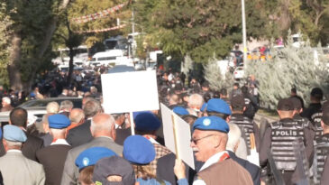Emekli Astsubayların Bakanlık &Ouml;n&uuml;ne Y&uuml;r&uuml;y&uuml;ş&uuml; Polis Tarafından Engellendi