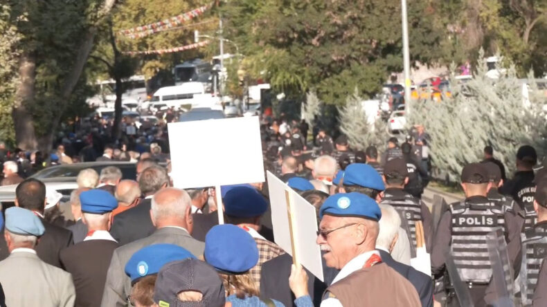 Emekli Astsubayların Bakanlık Önüne Yürüyüşü Polis Tarafından Engellendi