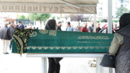 Esenyurt'ta çöp kamyonunun çarptığı kadın toprağa verildi