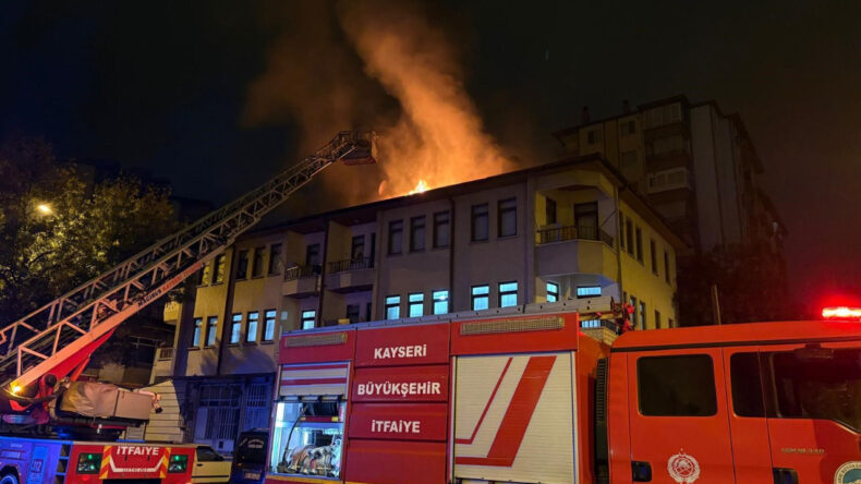 Eşi Kapıyı Açmayınca Sinir Krizi Geçirip Binanın Çatısını Ateşe Verdi