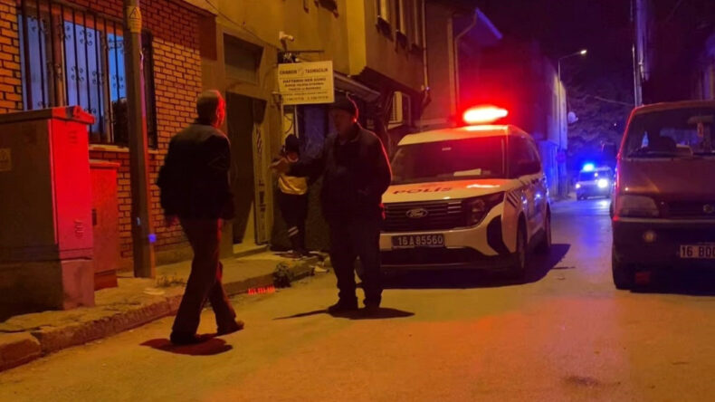 Evde &Ouml;l&uuml; Bulunan Arkadaşlarını Bırakıp Firar Ettiler