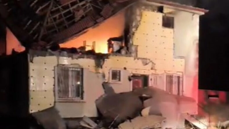 Evi saran alevler mahalleyi paniğe sürükledi