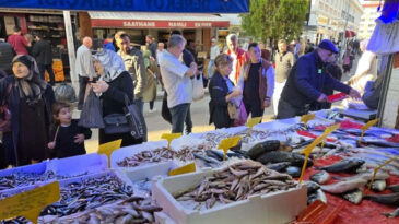 Fiyatı g&ouml;ren tezgaha koştu: Bir anda 200 TL d&uuml;şt&uuml;