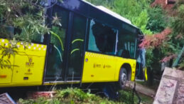 Freni Patlayan Otobüs Duvarda Asılı Kaldı