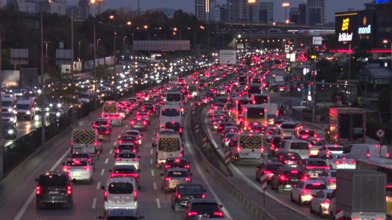 Haftanın İlk Mesai G&uuml;n&uuml;nde İstanbul Trafiği Kilitlendi
