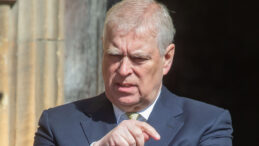 Halk Tepkileri Üzerine Prens Andrew, Lüks Malikaneyi Terk Ediyor