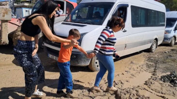 Hatay'da &Ouml;ğrenciler ve Velilerden '&Ccedil;amurlu Yol' Tepkisi: 'Artık Yeter'