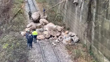 Heyelan Nedeniyle Demiryolu Ulaşımı Durdu