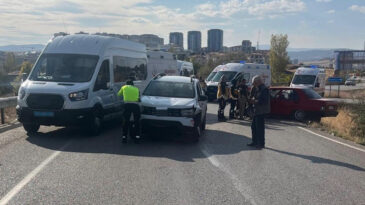 İki Ara&ccedil; &Ccedil;arpıştı: 4 Yaralı