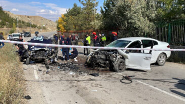 İki otomobil &ccedil;arpıştı: 1 kişi hayatını kaybetti