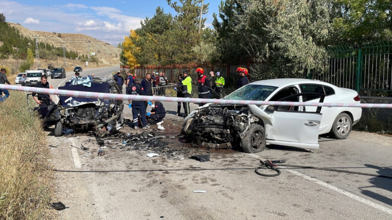 İki otomobil &ccedil;arpıştı: 1 kişi hayatını kaybetti