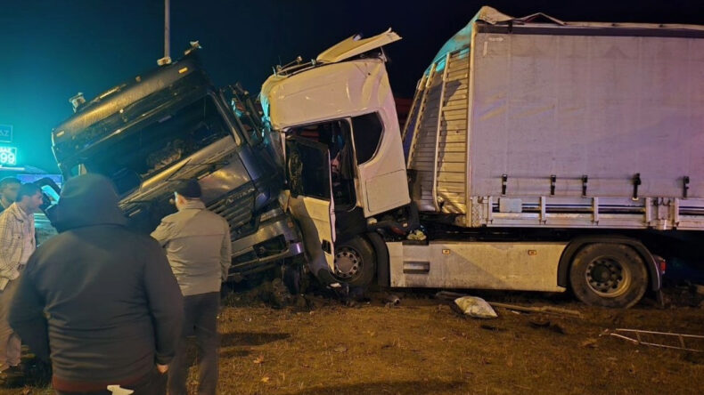 İki Tır Kava&ccedil;kta &Ccedil;arpıştı: 3 Kişi Yaralandı