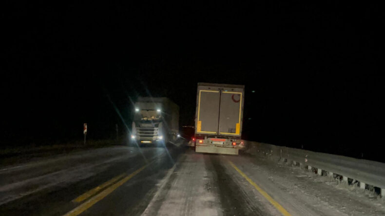 Ilgar Geçidi'nde Kar Yağışı Sebebiyle Trafik Aksadı: Tırlar Mahsur Kaldı