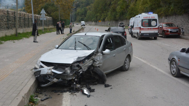 İnebolu'da İki Otomobil &Ccedil;arpıştı: 4 Yaralı
