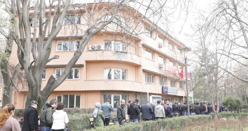 İŞKUR Önünde Umut Kuyruğu