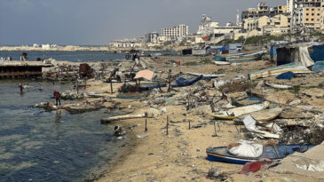 İsrail Ordusu, Filistinli Balık&ccedil;ıları Denize Attı