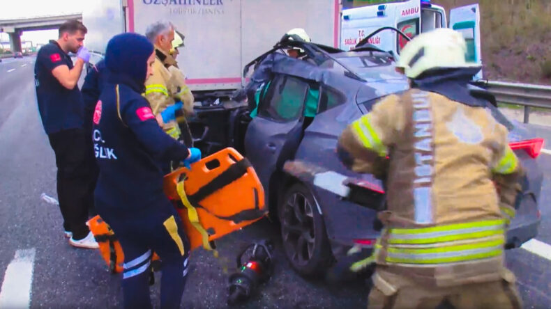 İstanbul'da Korkunç Kaza: Araç Tırın Altında Kaldı