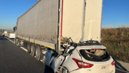 İstanbul'da Korkunç Kaza! Otomobil TIR'ın Altında Kaldı: 1 Kişi Hayatını Kaybetti