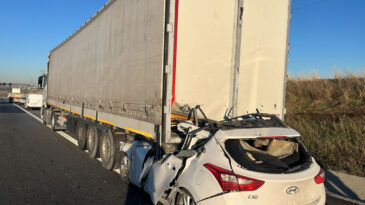 İstanbul'da Korkun&ccedil; Kaza! Otomobil TIR'ın Altında Kaldı: 1 Kişi Hayatını Kaybetti