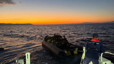 İzmir A&ccedil;ıklarında 104 D&uuml;zensiz G&ouml;&ccedil;men Yakalandı