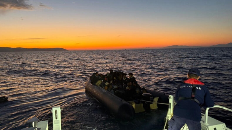 İzmir Açıklarında 104 Düzensiz Göçmen Yakalandı