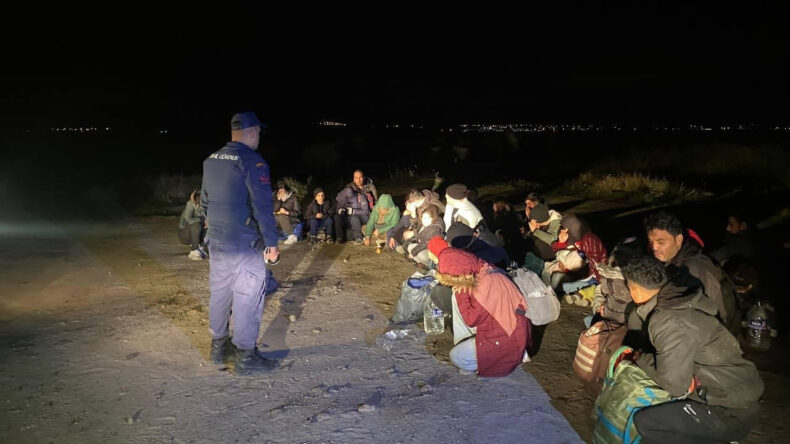 İzmir Açıklarında 30 Düzensiz Göçmen Yakalandı