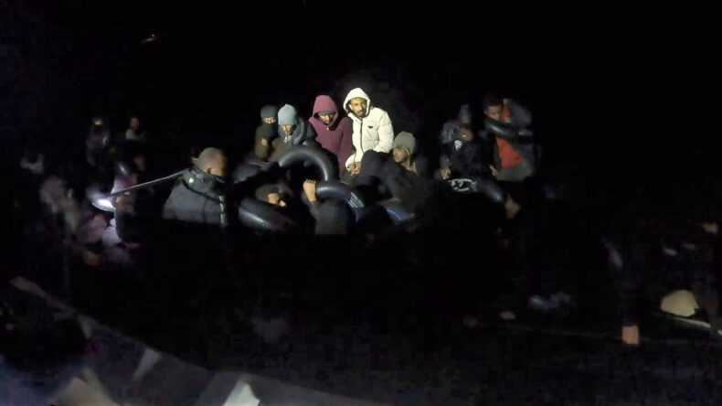 İzmir Açıklarında 43 Göçmen Kurtarıldı