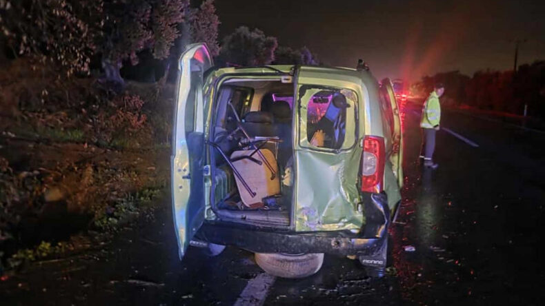 İzmit'te Kaygan Yolda Kontrolden &Ccedil;ıkan Ara&ccedil;, Beton Su Kanalına &Ccedil;arptı